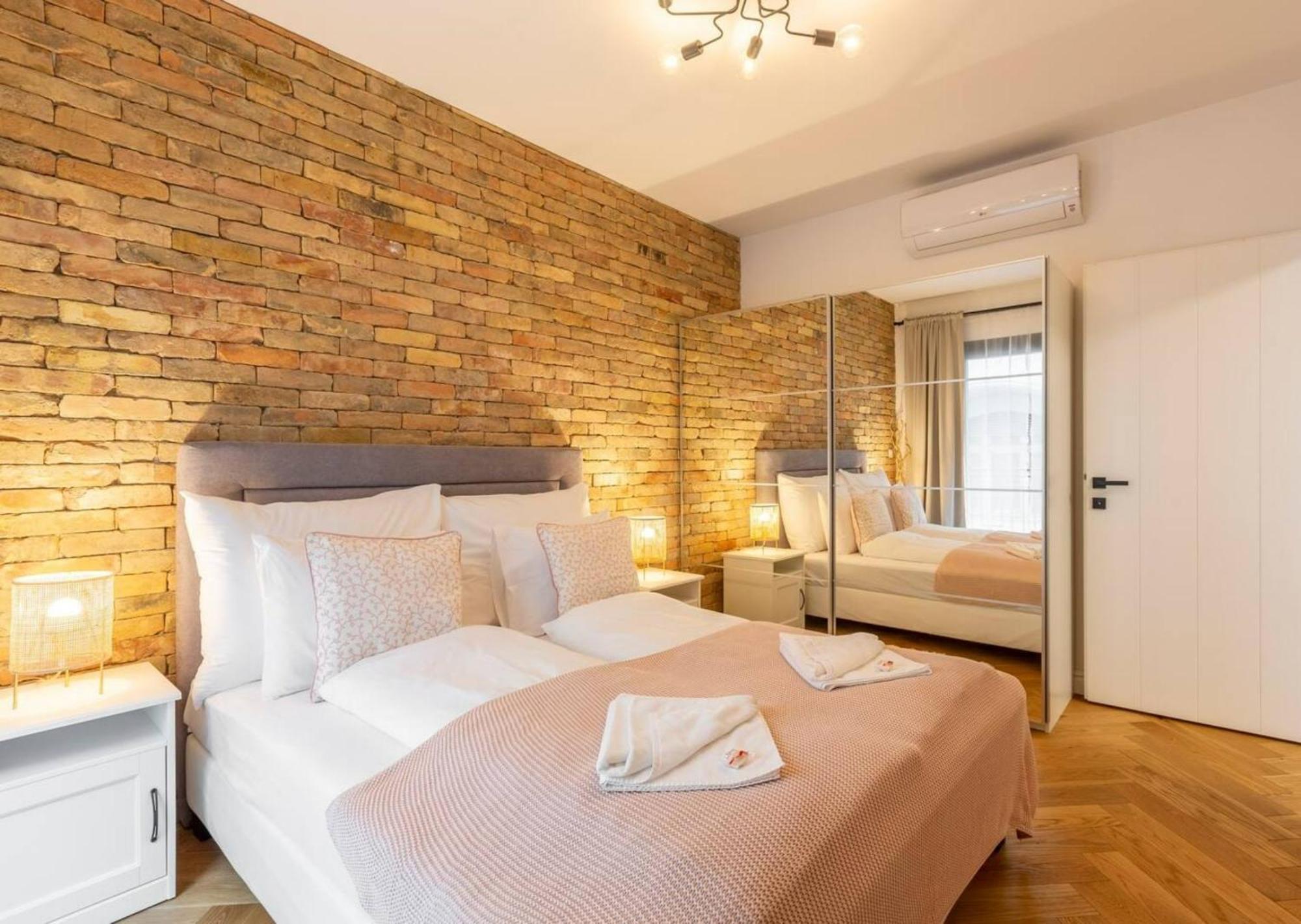 Romantic At Center With Garage And Rooftop Pool