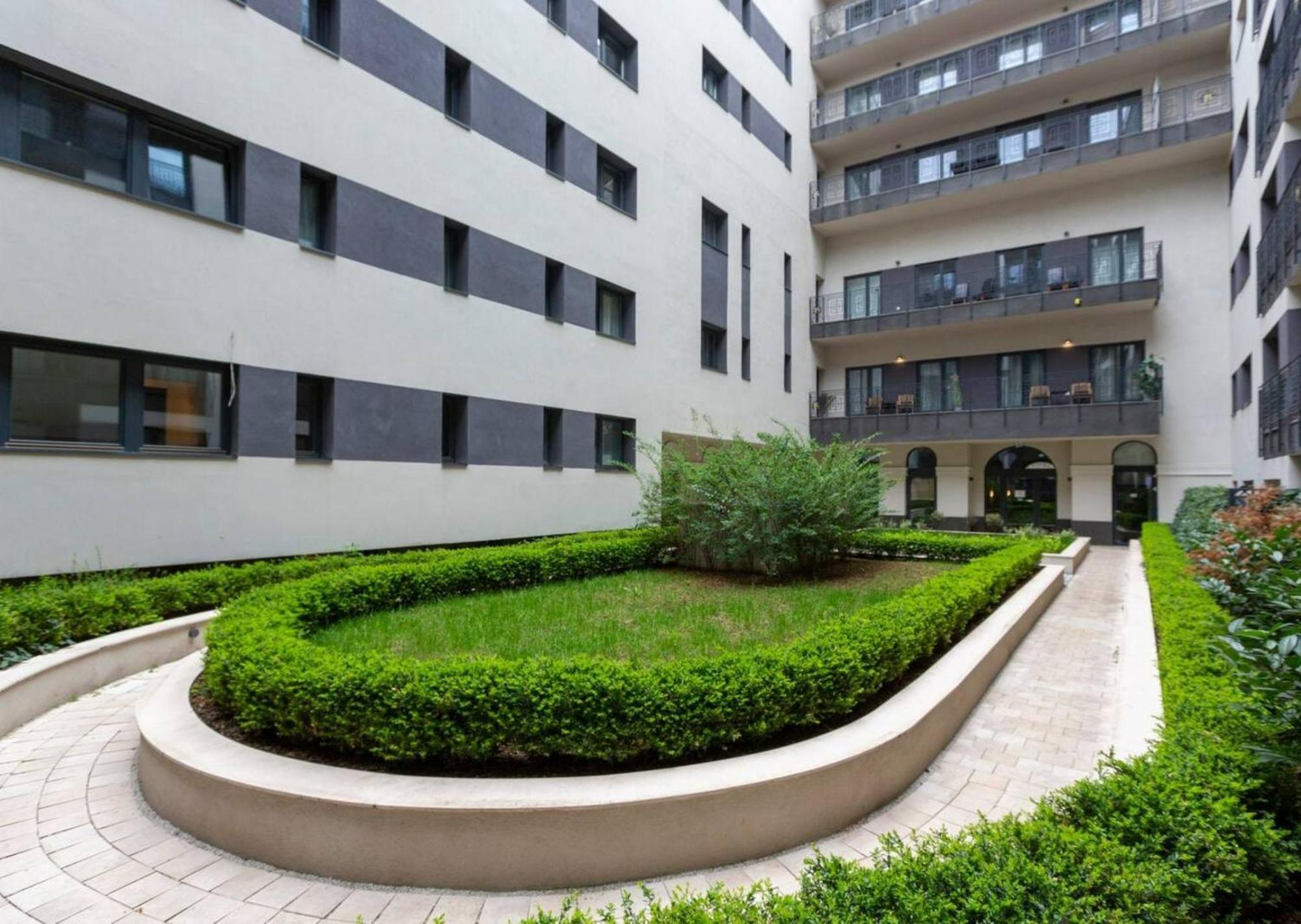 Romantic At Center With Garage And Rooftop Pool Budapest