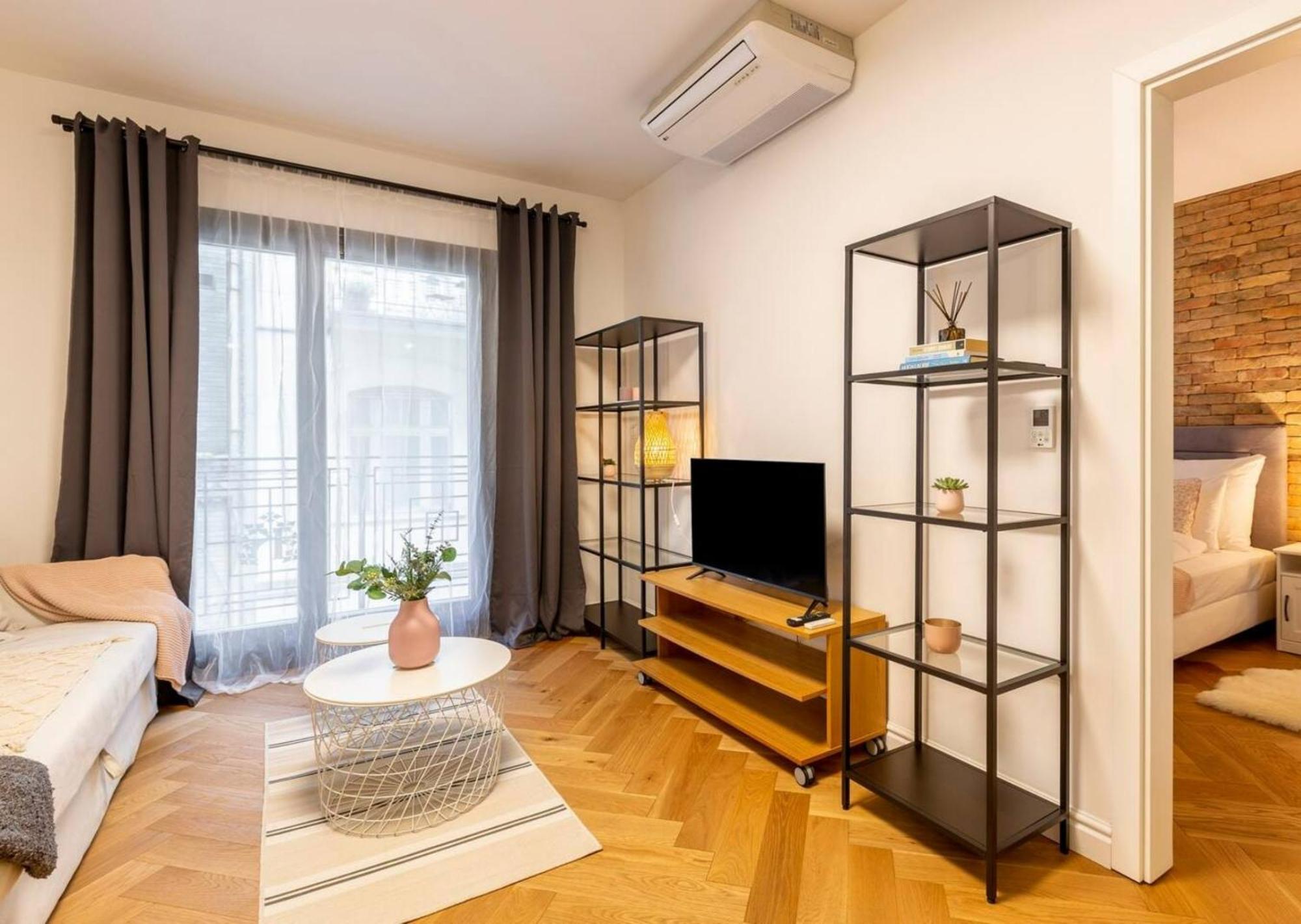 Apartment Romantic At Center With Garage And Rooftop Pool