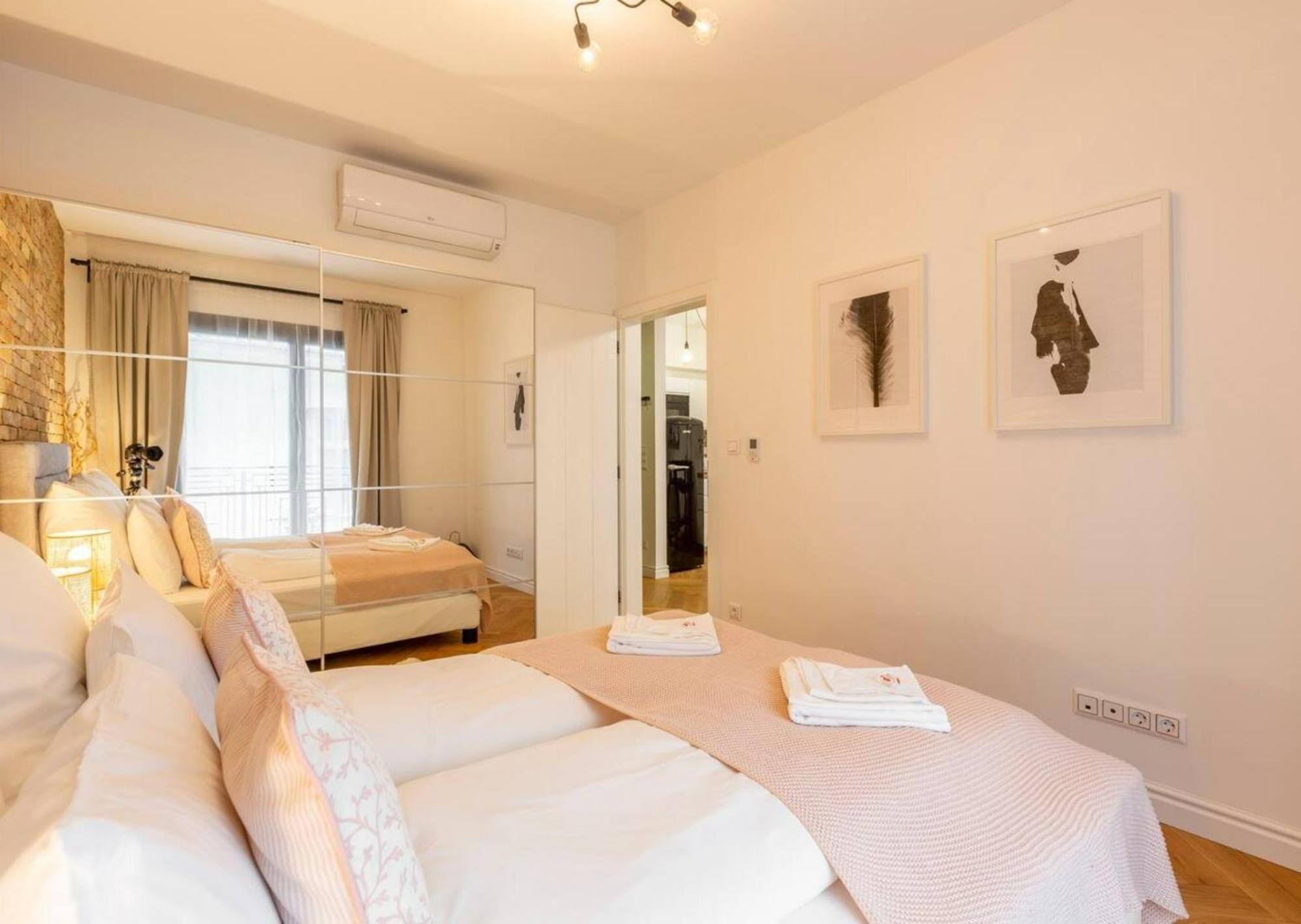 Romantic At Center With Garage And Rooftop Pool Apartment *